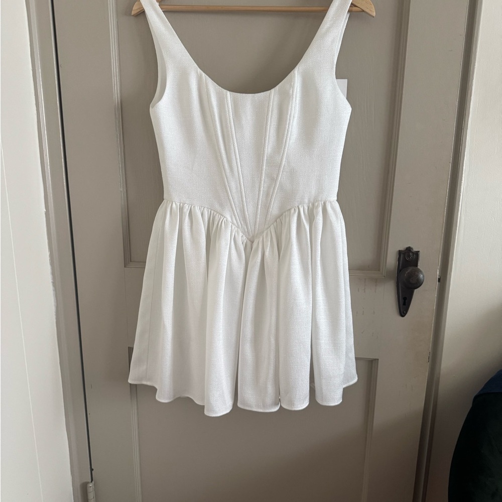 Elegant White Sleeveless Dress